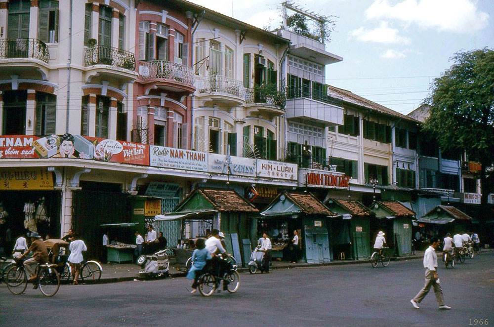 Chợ cũ, góc Hàm Nghi – Võ Di Nguy (nay là Hồ Tùng Mậu)