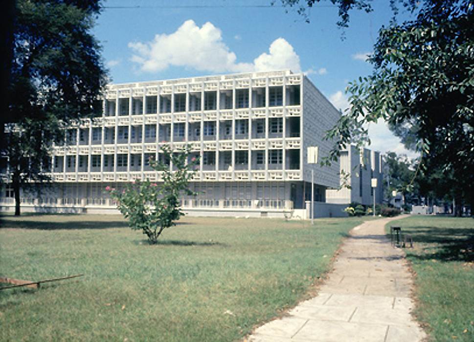 Trường Đại Học Y Khoa Nhìn từ phía lối vào từ cổng sau trên đường Nguyễn Trãi. Ảnh chụp 1969. Manh Hai Flicker