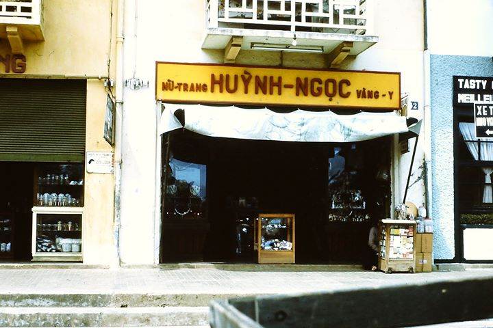 Đà Lạt 1970-71 - Tiệm vàng là nhà nhạc mẫu của Kiến Trúc Sư Ngô Viết Thụ. Photo by John Aires