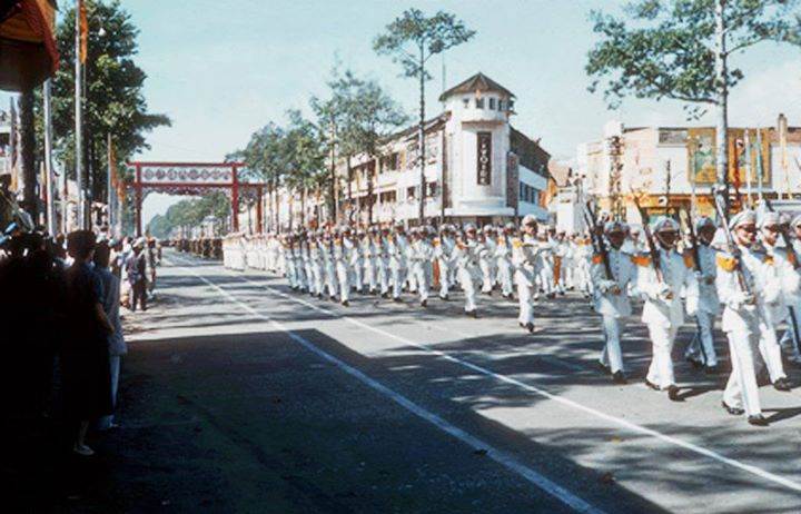 SVSQ trường Võ bị Đà Lạt diễn hành tại Saigon nhân ngày Quốc Khánh 26/10/1956.