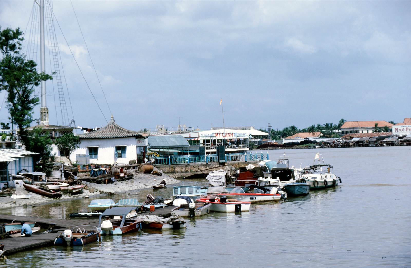 Saigon 1969 - Photo by larsdh - Cột cờ Thủ Ngữ, sông Saigon