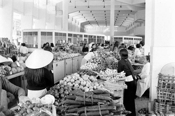Đà Lạt 1961 - Bên trong chợ Đà Lạt mới xây dựng xong. by John Dominis