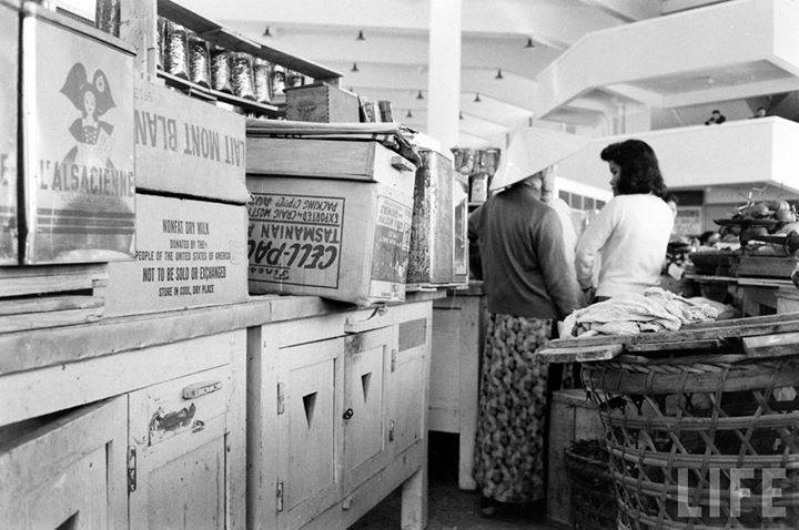 Đà Lạt 1961 - Bên trong chợ Đà Lạt mới xây dựng xong. by John Dominis