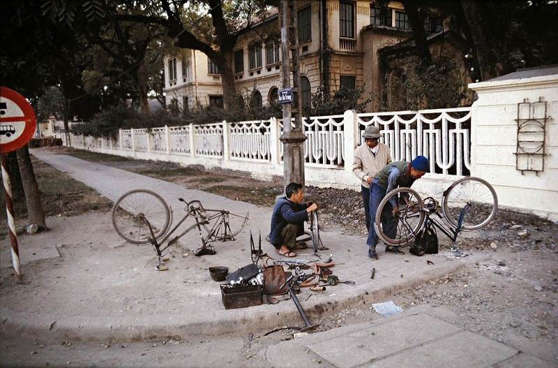Tiệm sửa xe đạp ven đường là hình ảnh quen thuộc thời đó