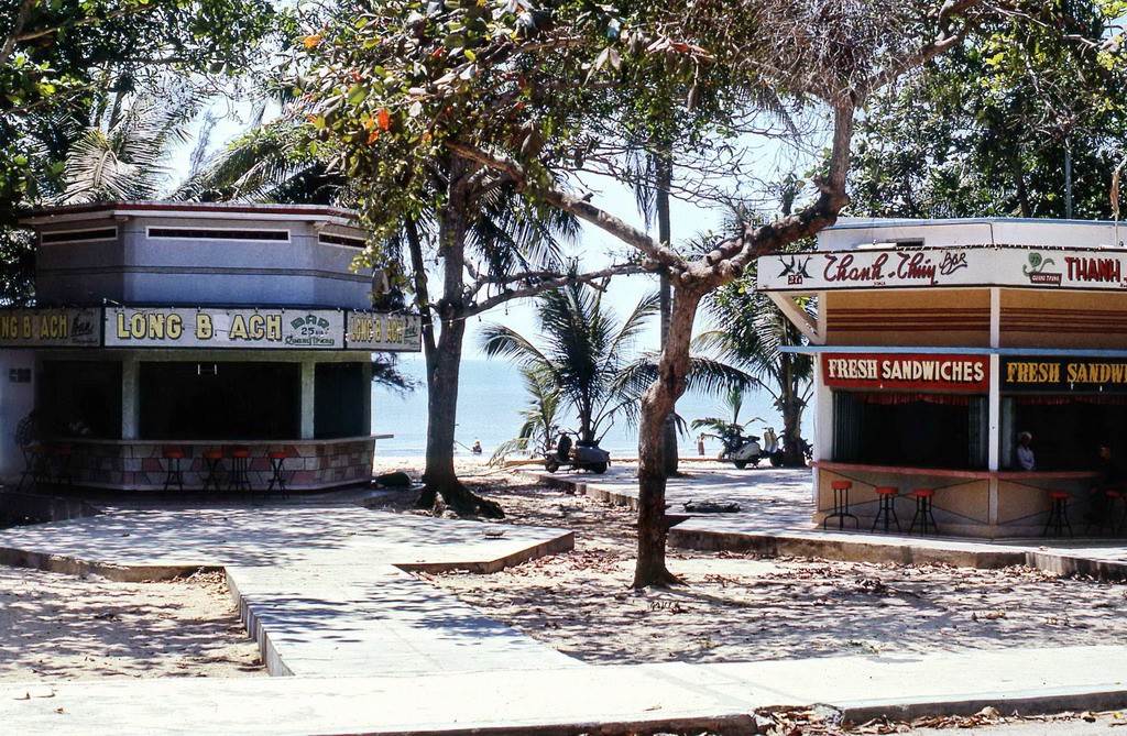Các quán giải khát bên đường Quang Trung, Bãi Trước Vũng Tàu.