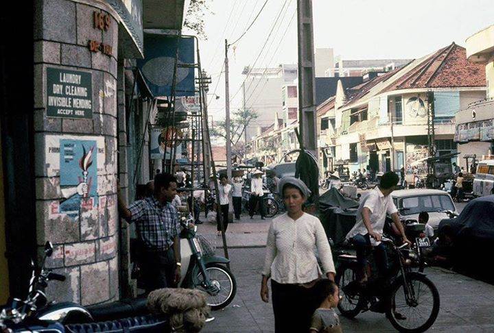 Saigon 1969-70 - Đường Đề Thám, nhìn từ góc đường Trần Hưng Đạo về phía ga xe lửa - Chỗ nhà mái ngói là ngã tư Đề Thám-Bùi Viện ("ngã tư quốc tế")