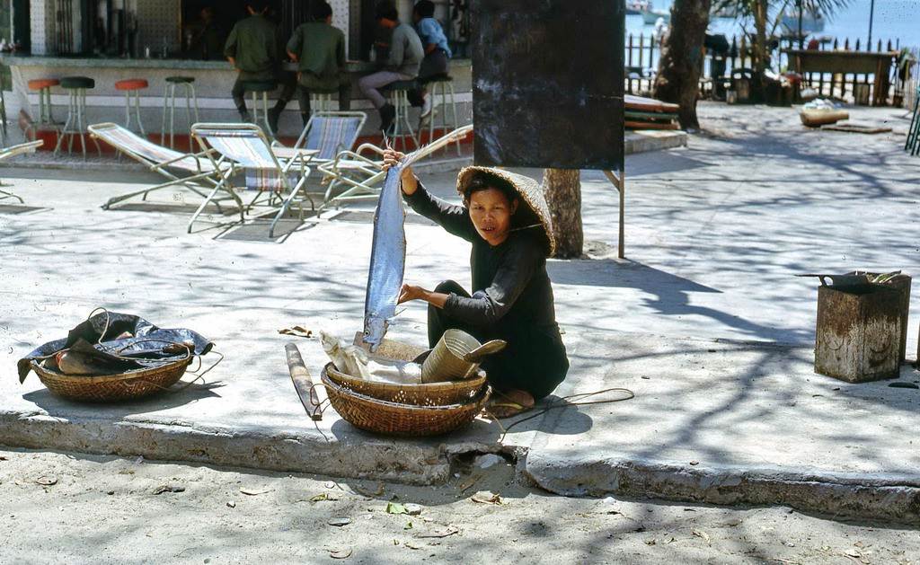 Người phụ nữ bán cá khoe con cá lớn đánh bắt được ở Vũng Tàu.