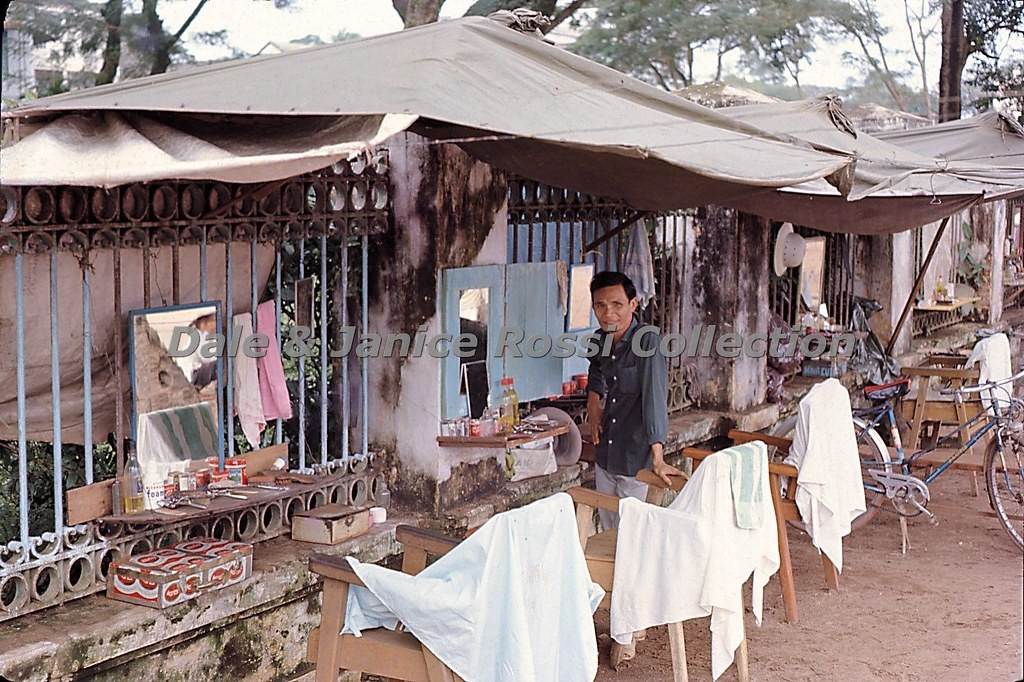 Ông chủ tiệm tóc vỉa hè tại một con đường Đà Nẵng