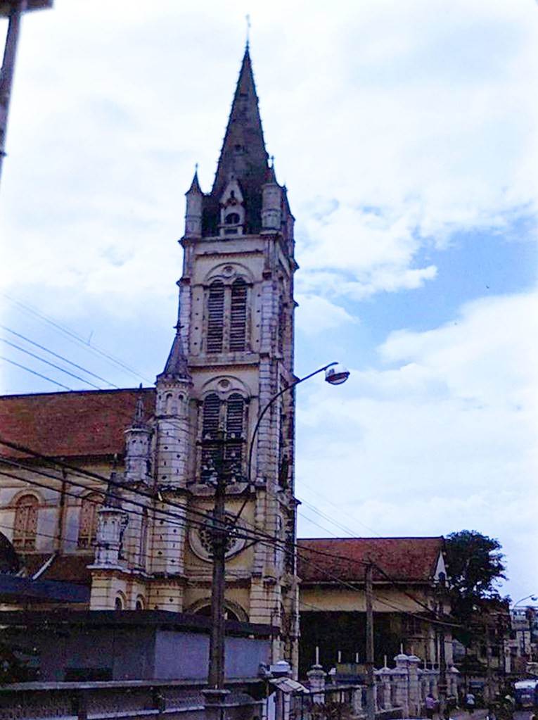 Cận cảnh tháp chuông nhà thờ Tân Định trước 1975.