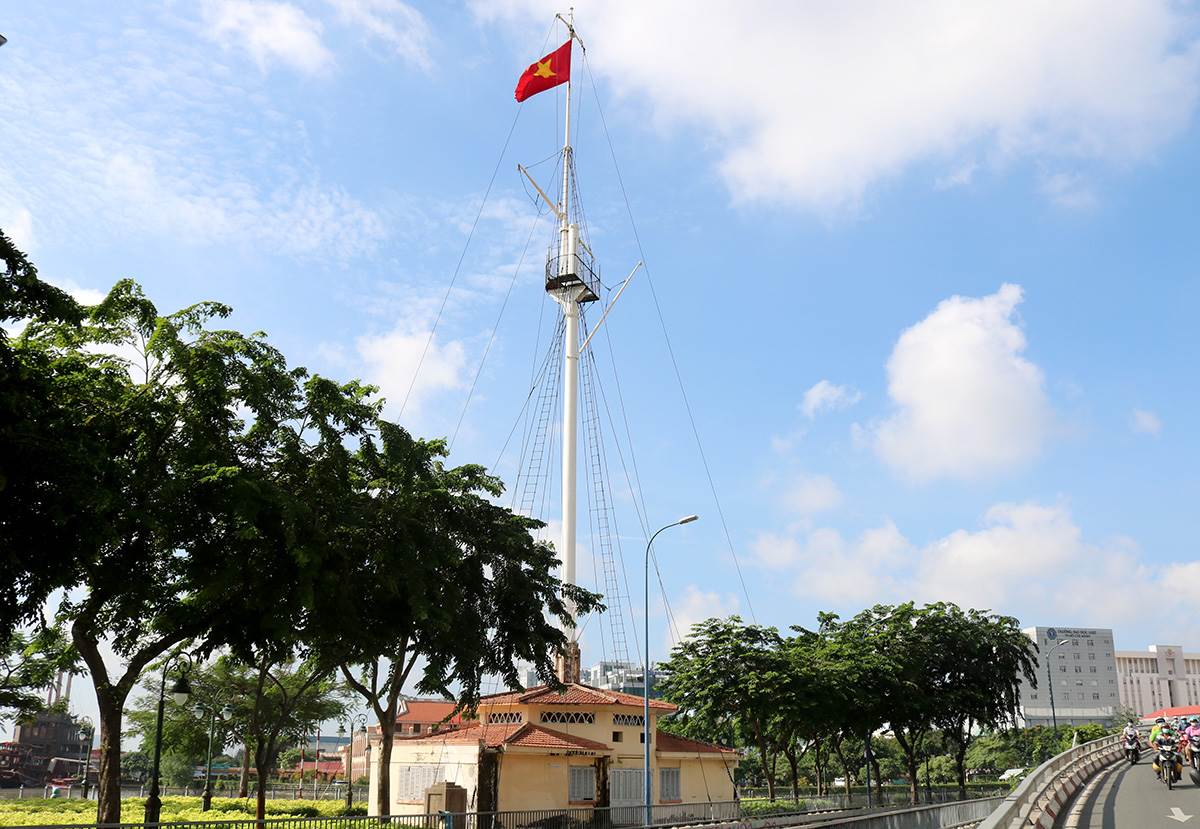 Cột cờ Thủ Ngữ tại công viên Bạch Đằng (quận 1), ngày 21/8. Ảnh: Gia Minh