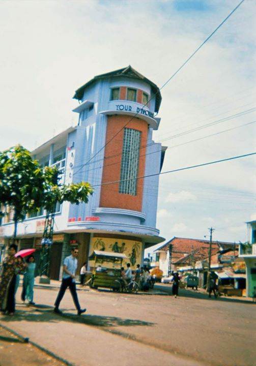 SAIGON 1965 - Photo by Tom Robinson (‘Tinker’) - Phòng trà Tháp Ngà (Tour d'Ivoire) góc Trần Hưng Đạo-Bùi Viện