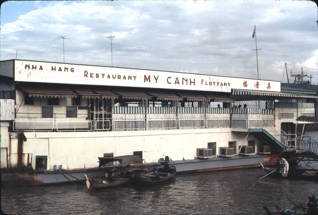 Nhà hàng nổi Mỹ Cảnh. Ảnh chụp 1967