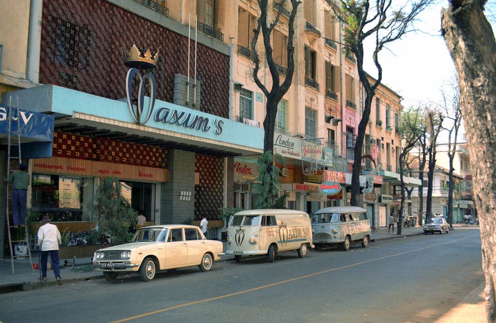 Vũ trường Maxims trên đường Tự Do - nay là Đồng Khởi. Ảnh chụp 1967