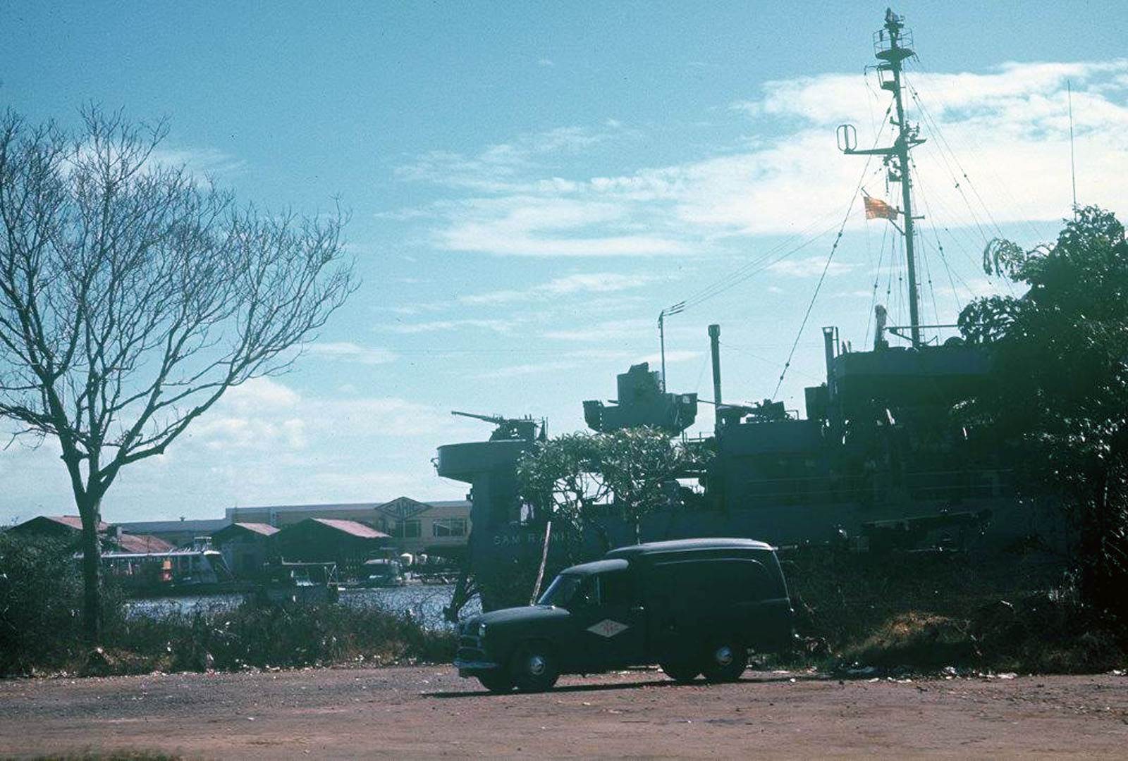 Ảnh chụp Dương vận hạm HQ-500 Cam Ranh tại Bến Bạch Đằng