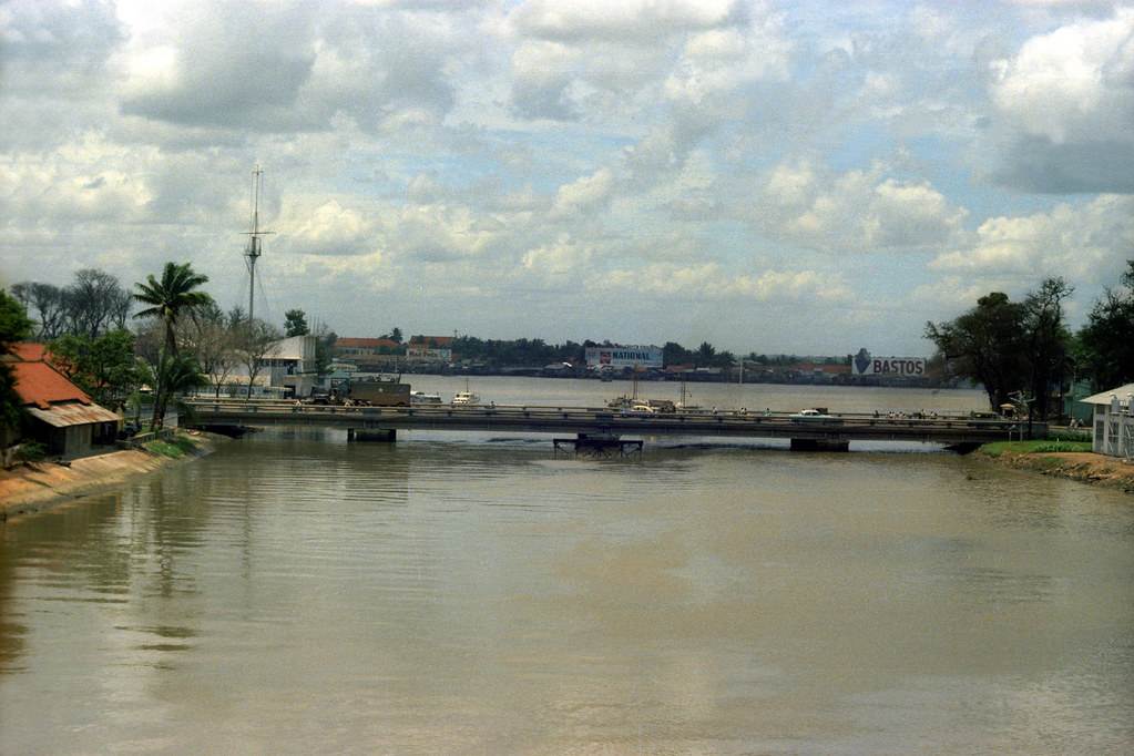 Phía trước là cầu Khánh Hội, xa xa là cột cờ Thủ Ngữ