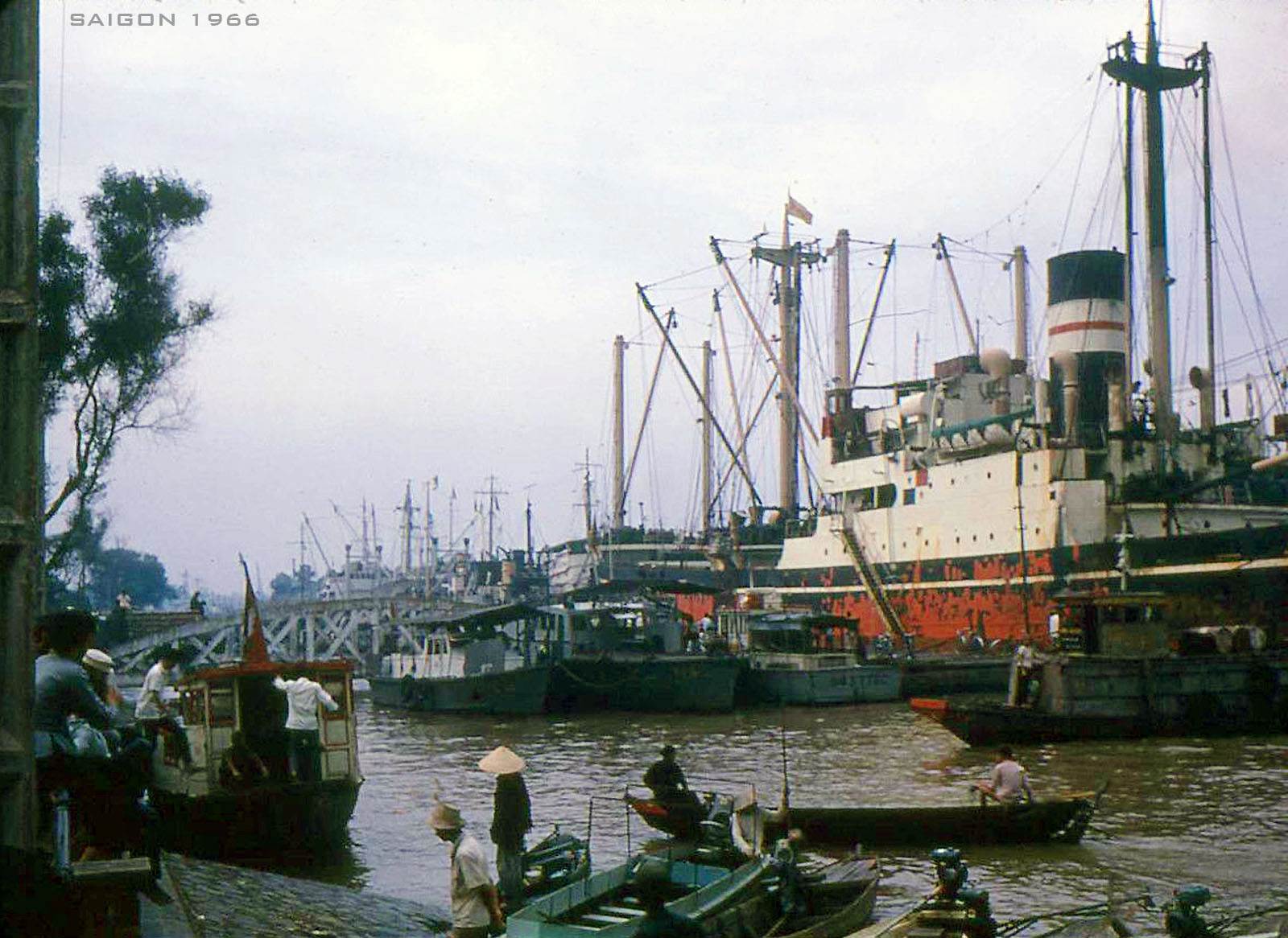 Thuyền tàu neo đậu trên sông Sài Gòn ở Bến Bạch Đằng