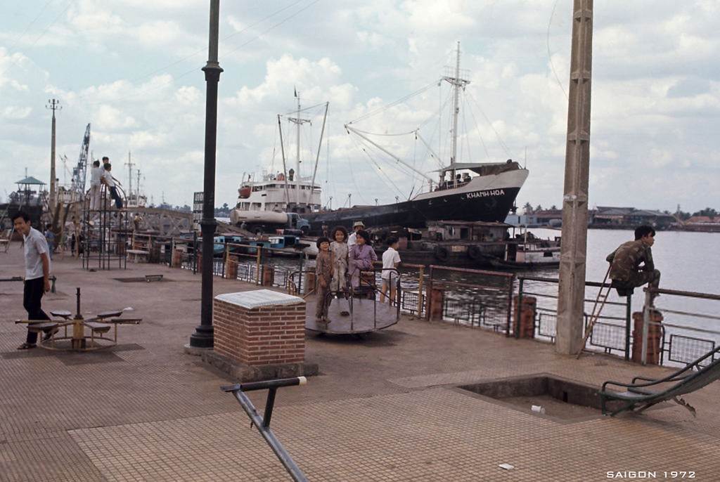 Một góc của Bến Bạch Đằng được chụp năm 1972. Xa xa là tàu Khanh Hoa. ẢnhHabans Patrice