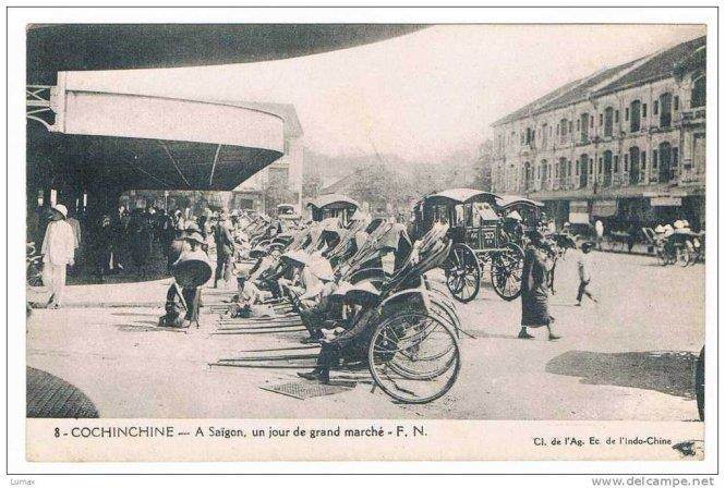 Bưu ảnh chợ Bến Thành thập niên 1920 ghi "Sài Gòn, một ngày ở Chợ Lớn " (A Saigon, un jour de grand marché)