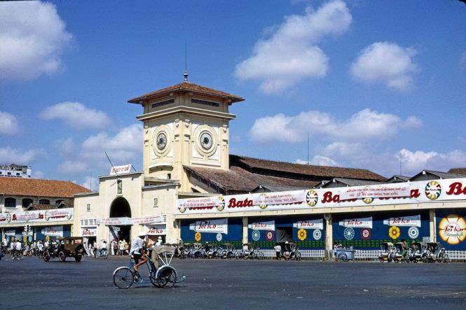 Năm 1965, Chính quyền Saigon treo bảng hiệu là chợ Quách Thị Trang.