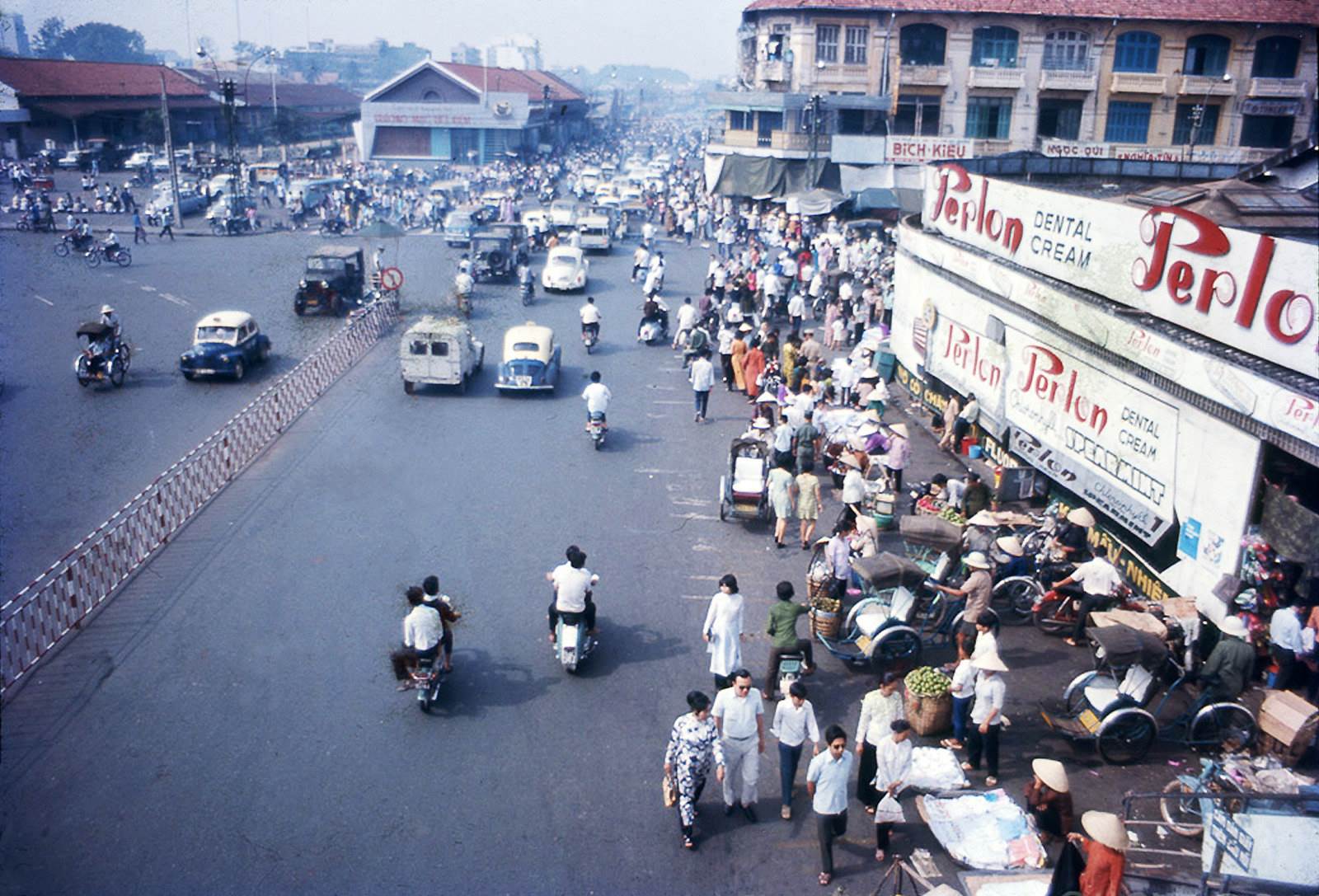SAIGON 1972 - Chợ Bến Thành hình chụp từ trên cầu vượt bộ hành từ bùng binh đi qua chợ