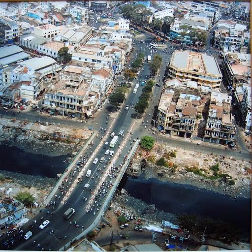 Ảnh chụp Cầu Chà Và vào năm 2005 cho thấy con kênh đã bị ô nhiễm nặng