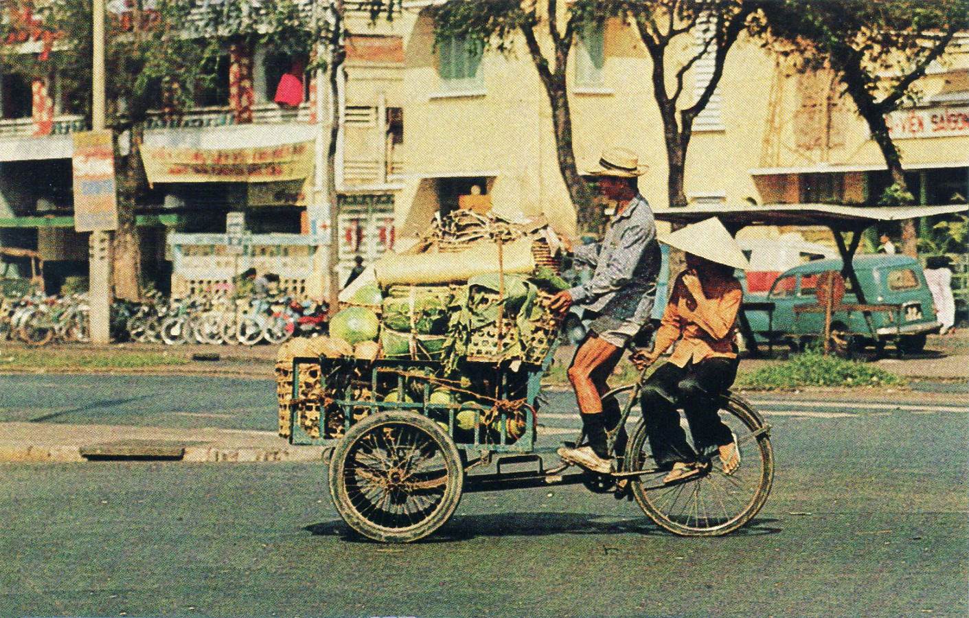 Cặp vợ chồng chở nhau Trên đường Lê Lợi gần chợ BT, bên kia đường là Bịnh viện Saigon.