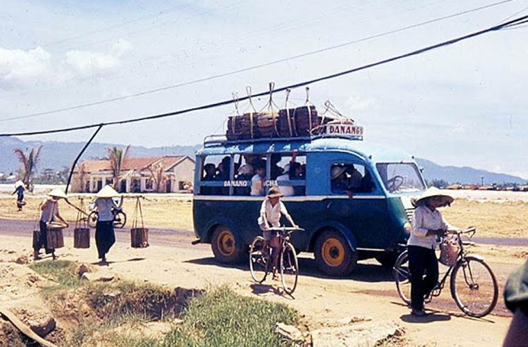 Một xe chở khách Đà Nẵng bon bon trên con đường tỉnh lộ.