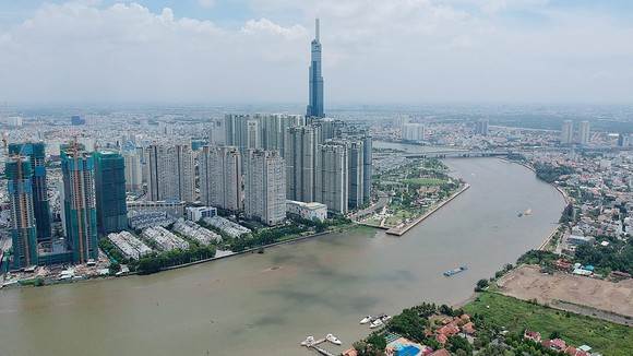 Toàn cảnh Sông Sài Gòn hiện nay. Xa xa là tòa nhà 81 tầng